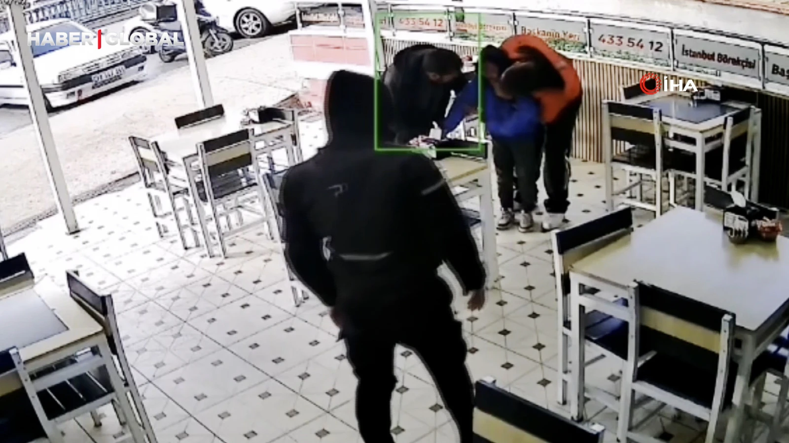 Boğulan çocuğu kurye fark etti, Heimlich manevrasıyla böyle kurtardı