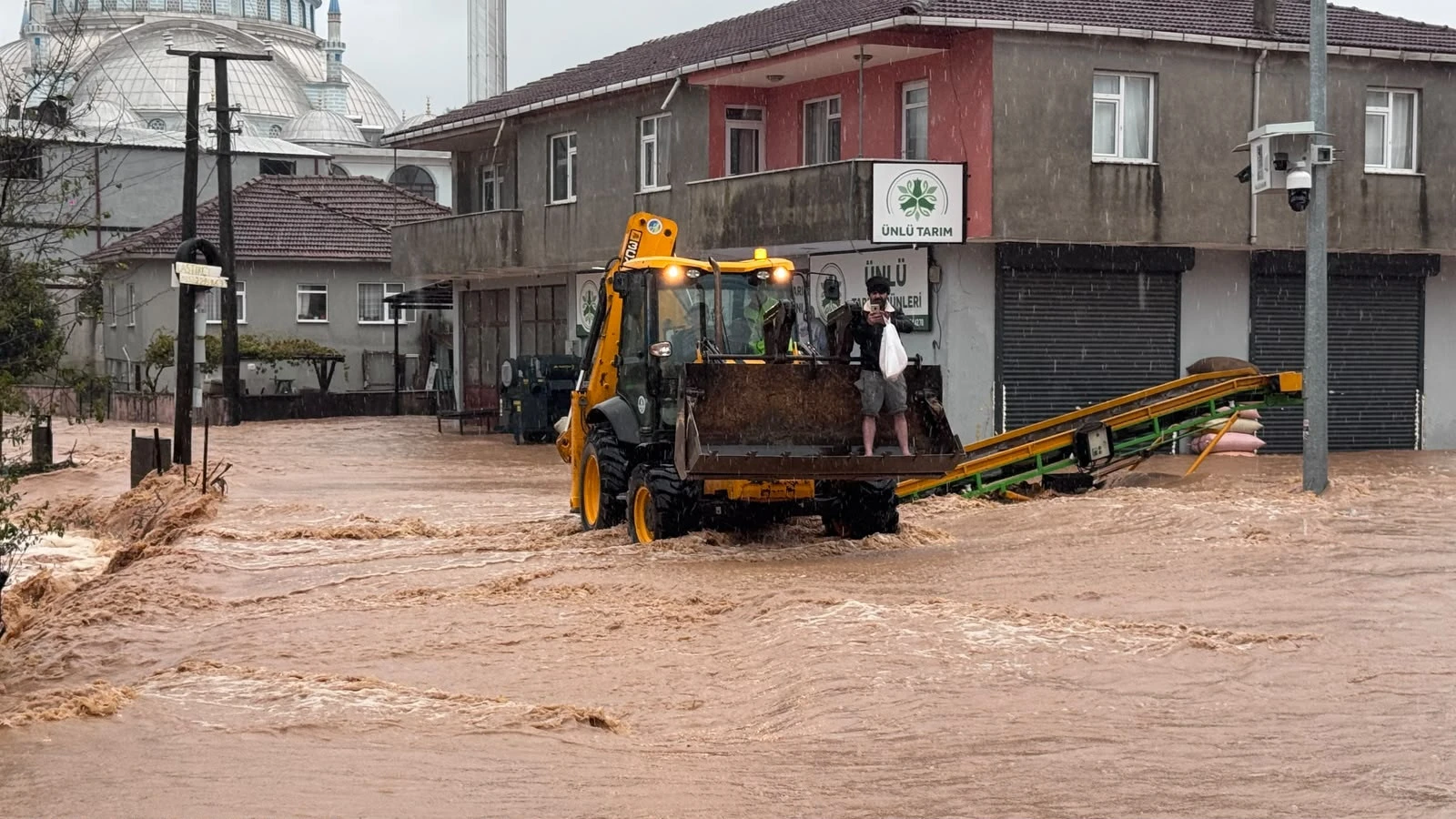 Kocaeli Ve Sakarya'da Şiddetli Yağış: Araç Dereye Düştü, 1 Kişi Kayıp!