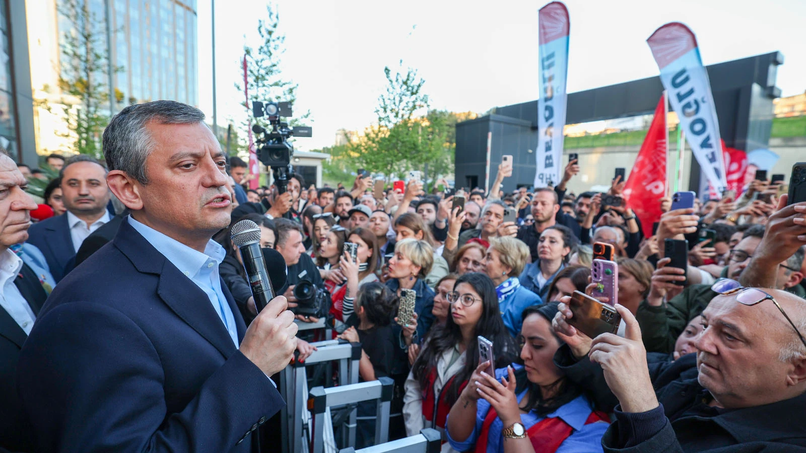 Özgür Özel'den CHP İstanbul İl Başkanlığı önünde 'saldırı' açıklaması