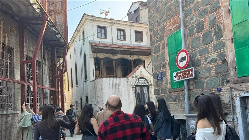 İzmir'de üniversite öğrencileri kentin sokaklarını yapay zekayla tabloya dönüştürdü