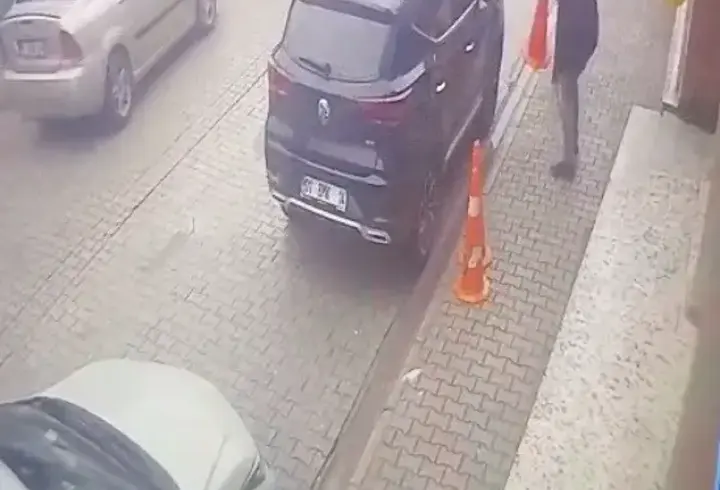 Çocuğunun eski öğretmenini darbedip, tabancayla ateş etti; o anlar kamerada