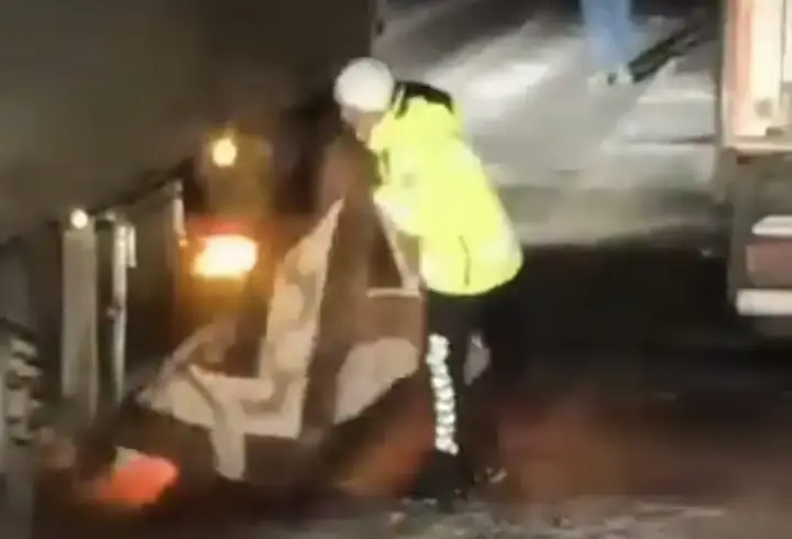 Polisin battaniyeli müdahalesiyle kayan TIR, yol kenarına çekildi