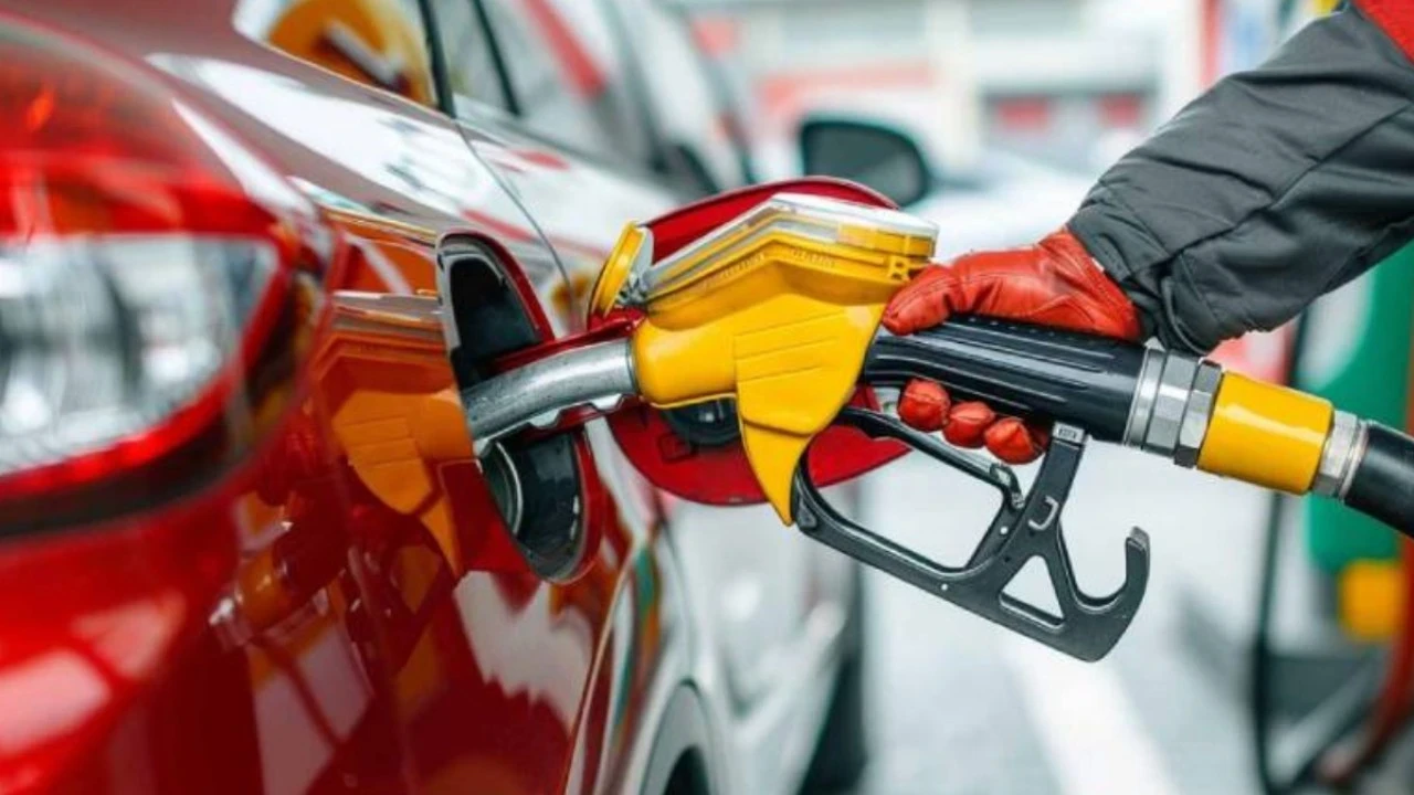 Benzine zam göründü: Yeni tarife belli oldu!