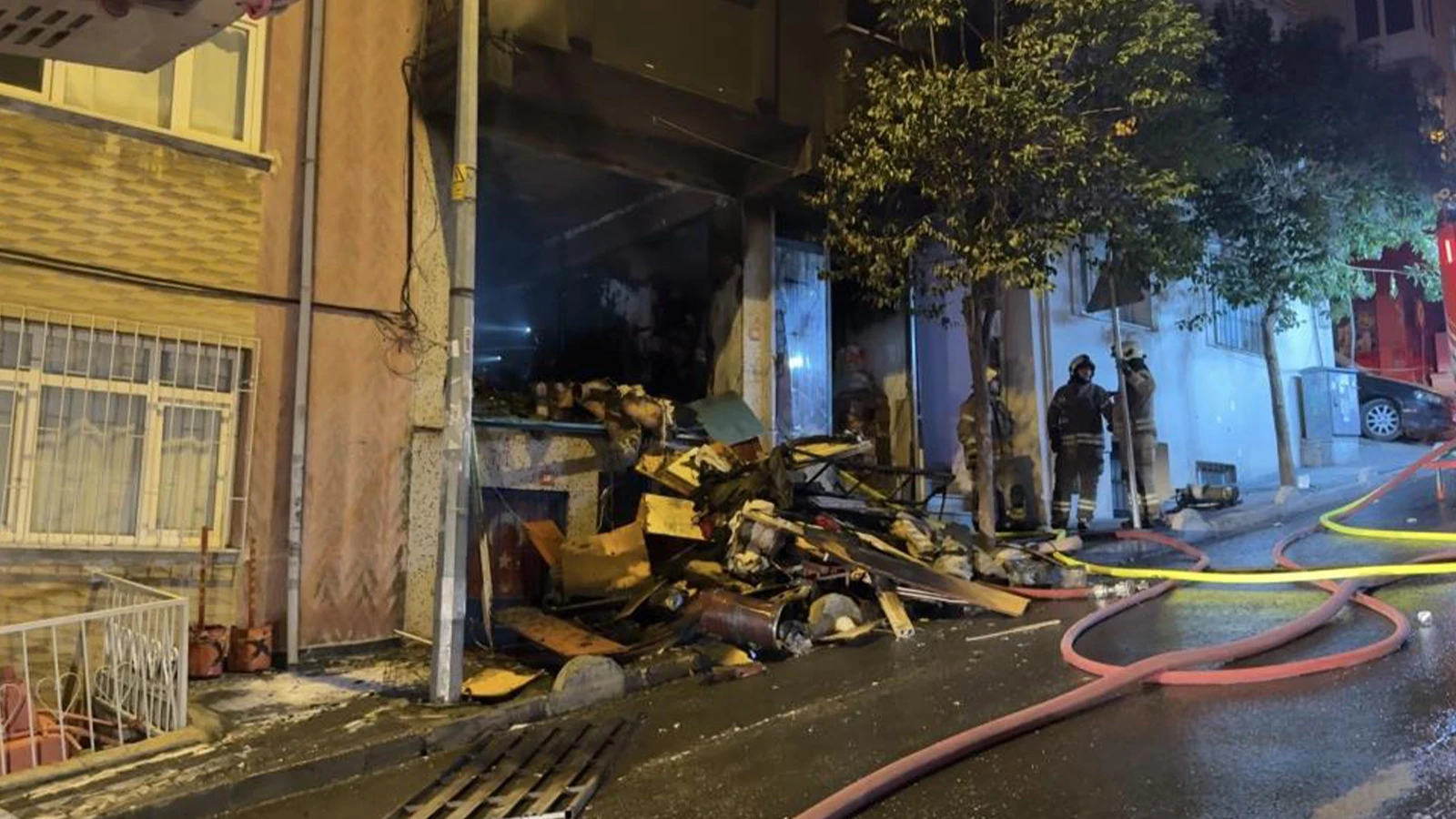 İstanbul'da iş yeri yangını! Alevler bütün binayı sardı