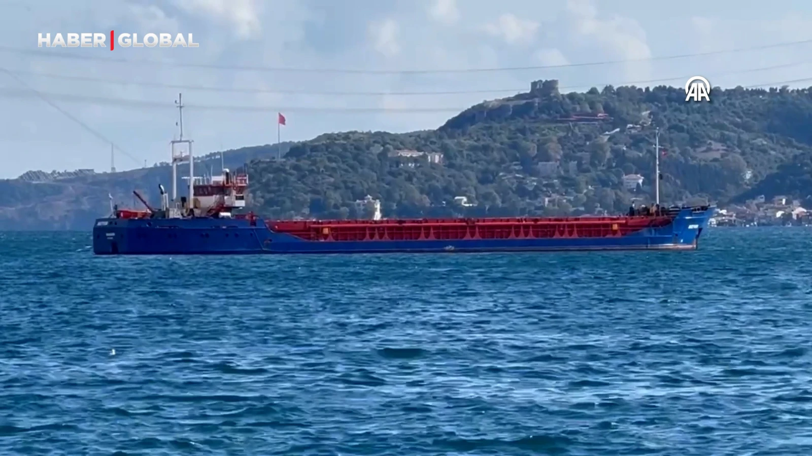 Üsküdar'da yolcu teknesi ile çarpışan yük gemisi böyle görüntülendi