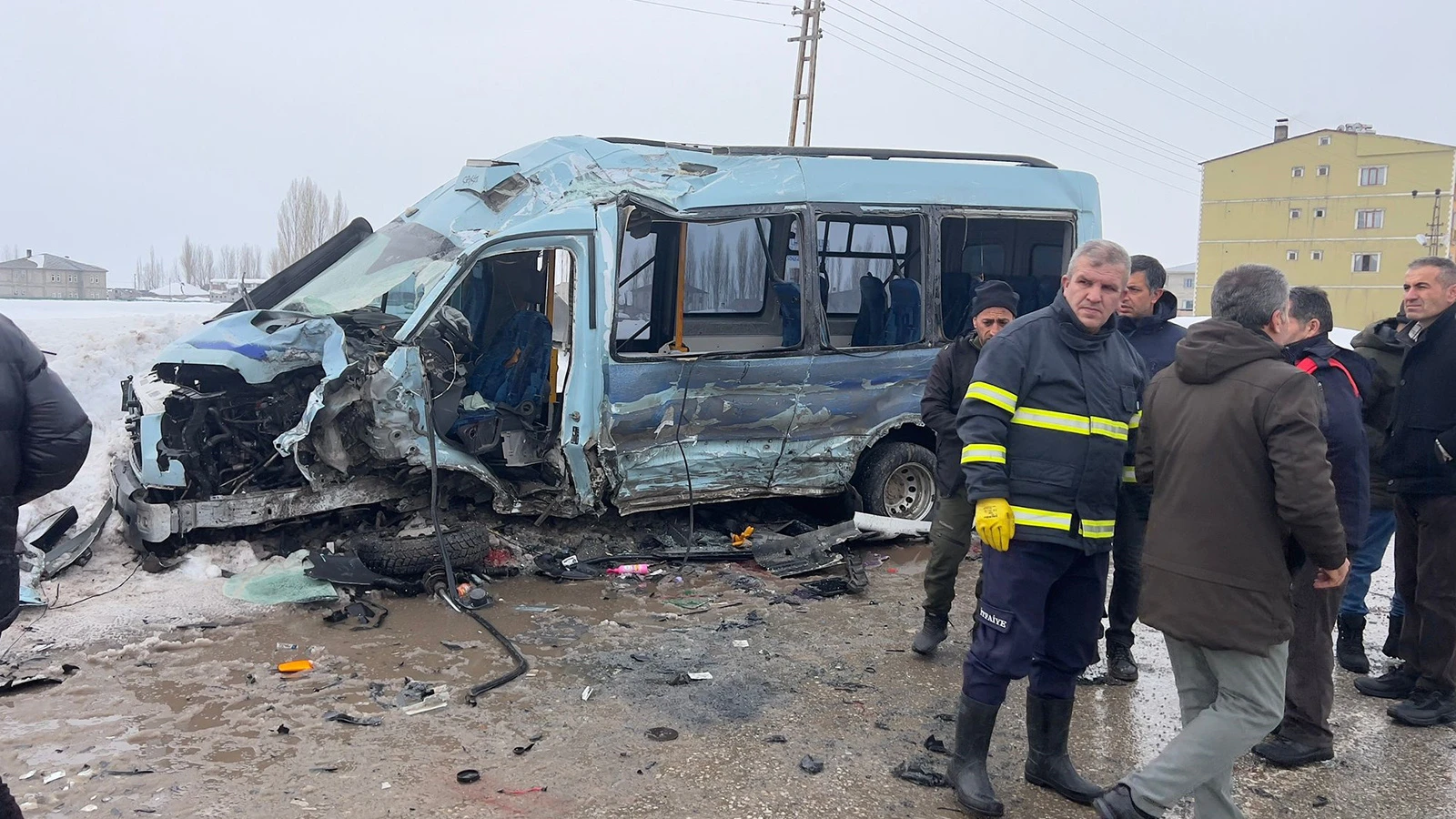 Yüksekova'da halk otobüsüyle minibüs çarpıştı: Yaralılar var