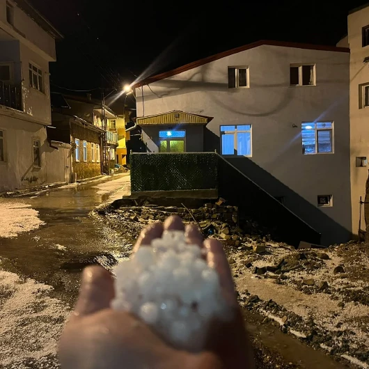 Bayburt’ta Fındık Büyüklüğünde Dolu Yağdı: Sokaklar Beyaza Büründü