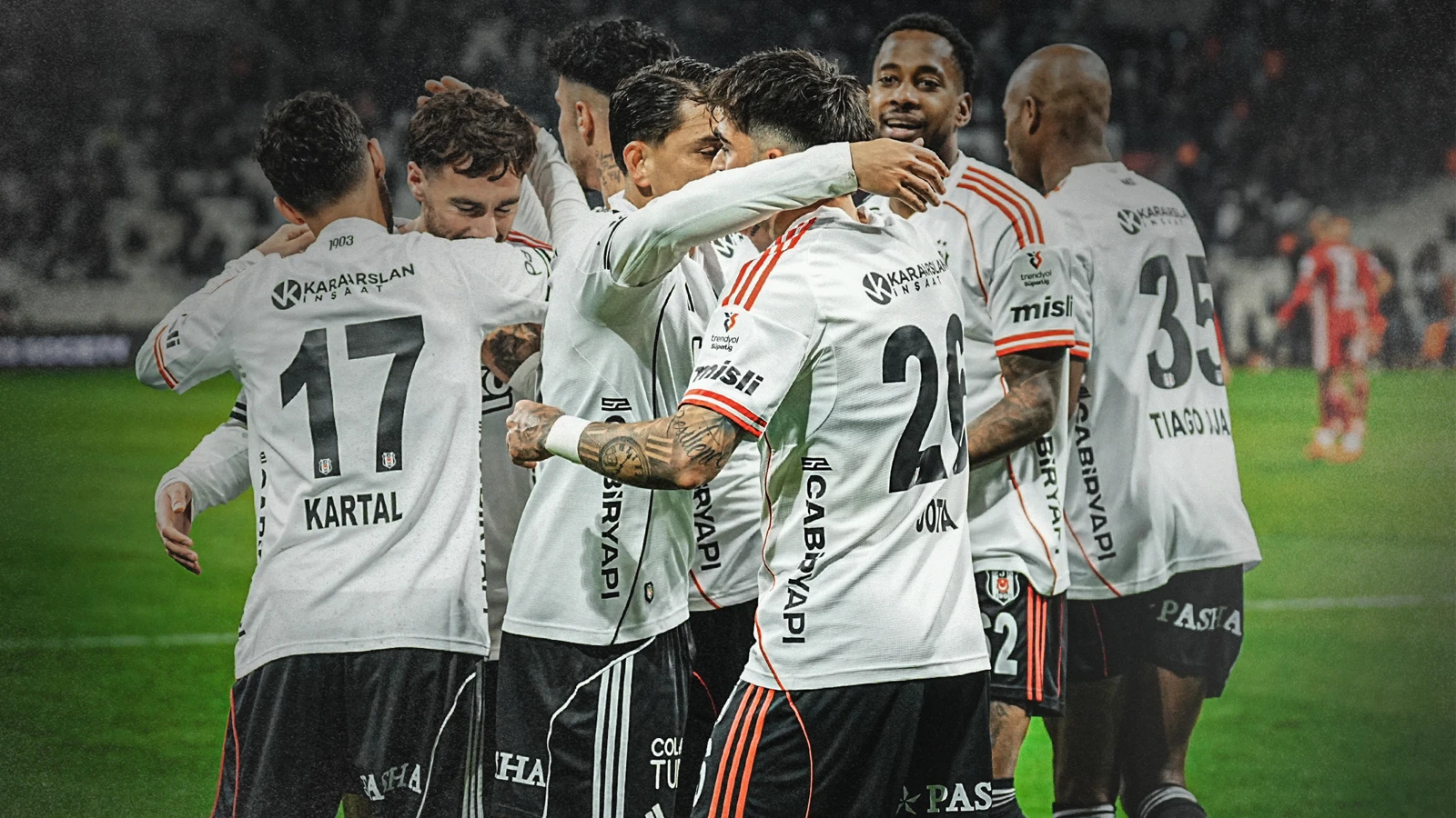 Beşiktaş'ta Kartal Kayra'da yırtık tespit edildi