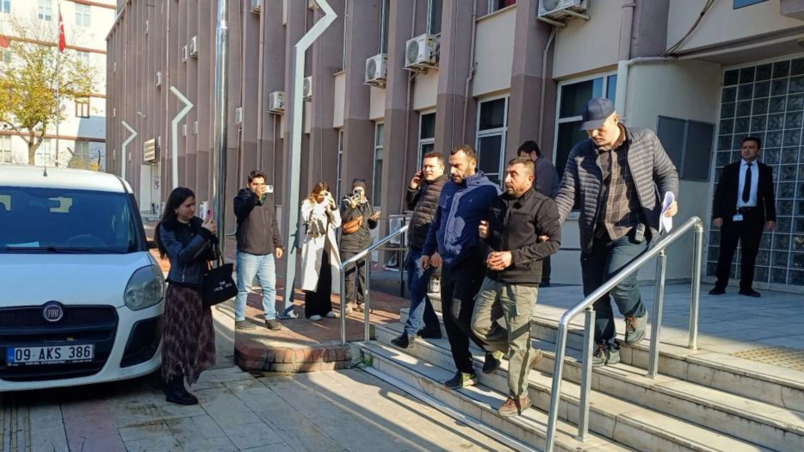 Boşanma aşamasında olduğu eşini sırtından bıçakladı