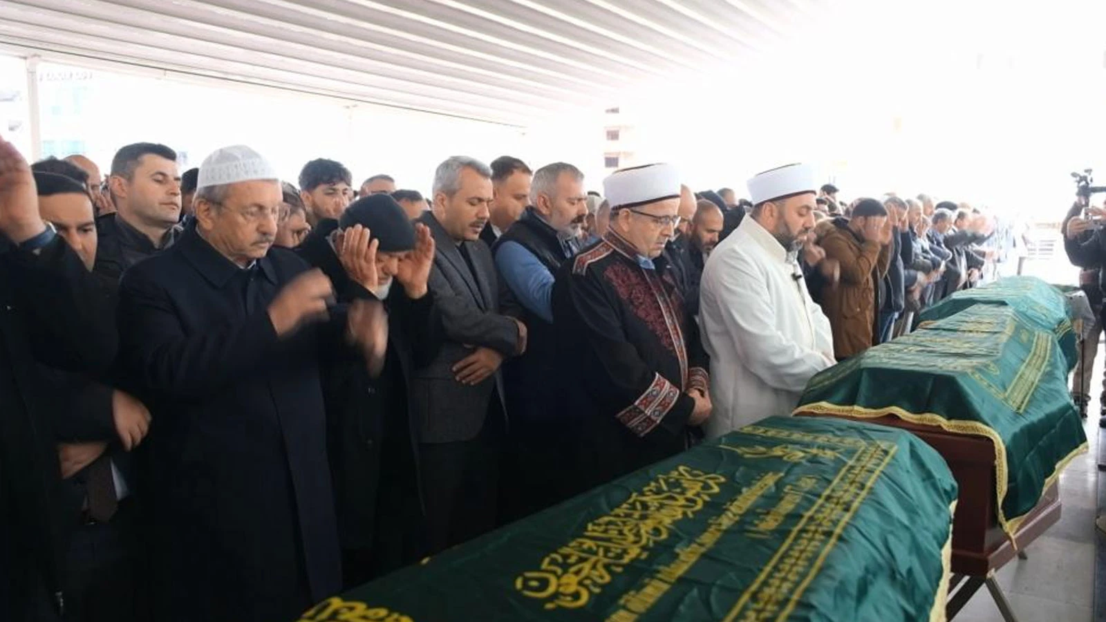 Fransa’daki yangında hayatını kaybeden 3 kardeş son yolculuğuna uğurlandı