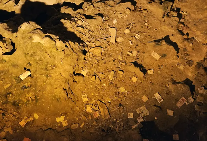 Kuruyan 'Dilek Gölü'ne artık kağıt para atılıyor