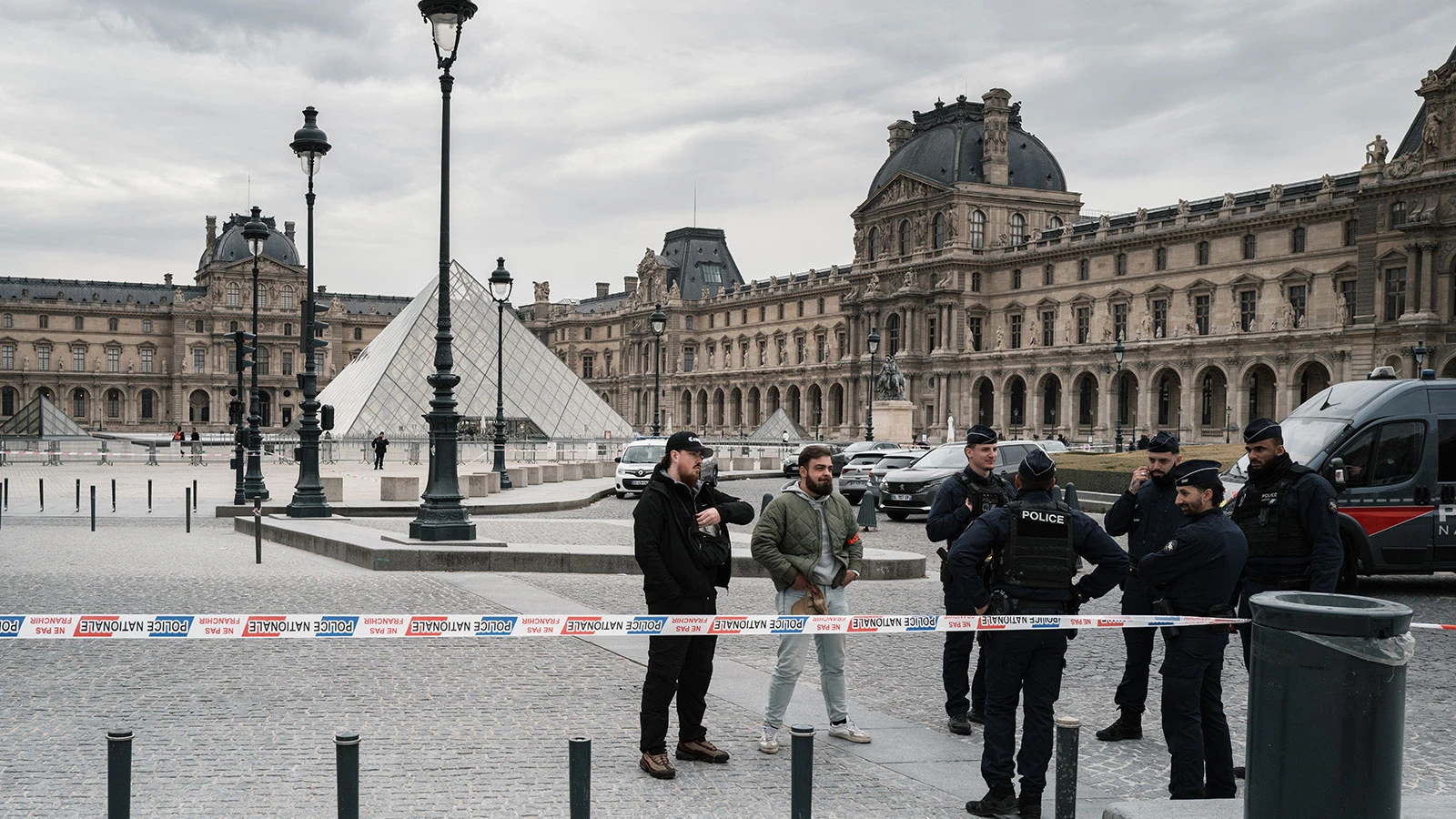 Dünya şokta: Fransa, Louvre Müzesi'ni 7 dakika içinde soyan hırsızların peşinde