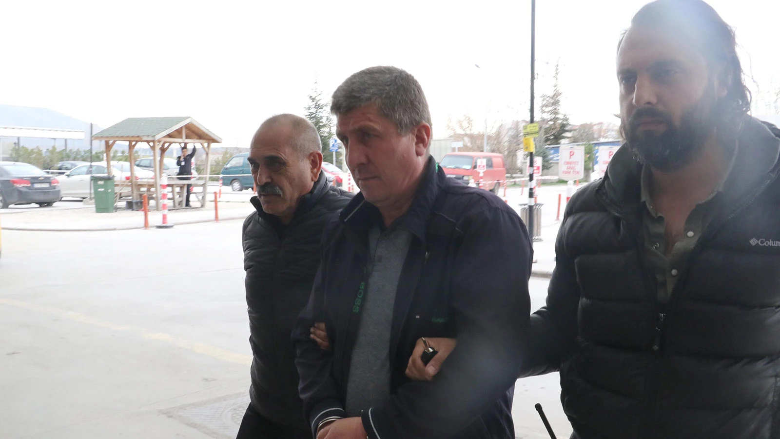 Eşini 14 bıçak darbesiyle öldüren sanığın cezası belli oldu