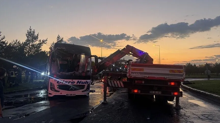 Kayseri'de yolcu otobüsü ile yakıt taşıyan tankerin çarpıştığı kazada 35 kişi yaralandı 