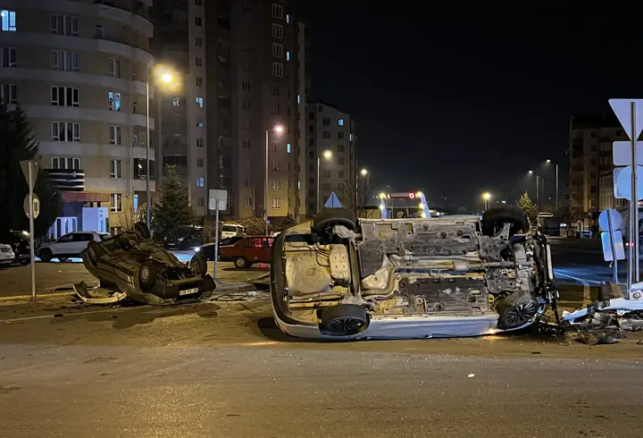 Kayseri’de iki otomobil çarpıştıktan sonra takla attı: 2 yaralı