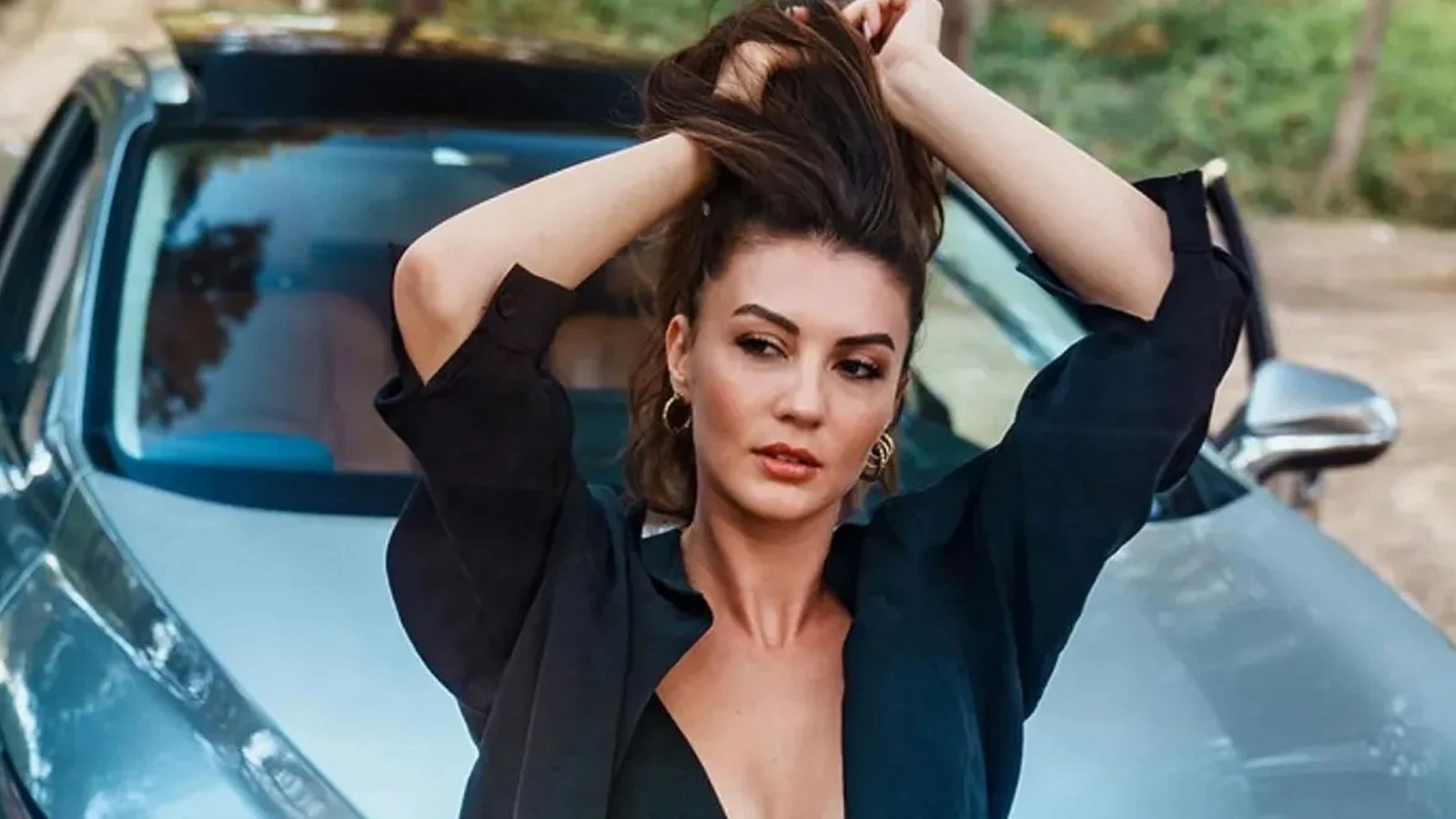 Burcu Özberk’in eşarplı pozu olay oldu! Sosyal medya yıkıldı