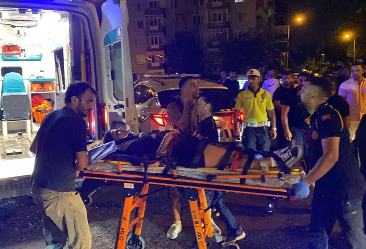 Otomobilin çarptığı 3 yaya yaralandı; 1 gözaltı