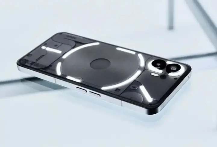 Phone (3) alışılmış tasarım çizgisinden farklı