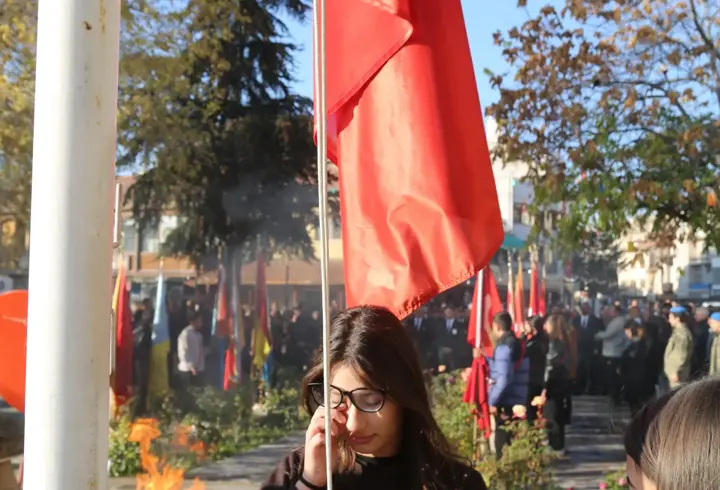 Gözyaşları içinde Atatürk’e saygı