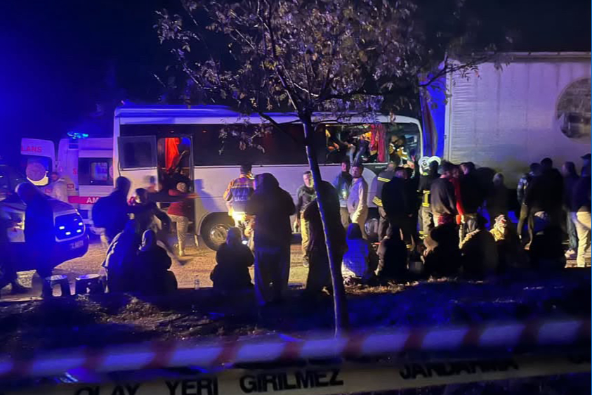 Isparta'da Tarım İşçilerini Taşıyan Midibüs İle Tır Çarpıştı: 17 İşçi Yaralandı
