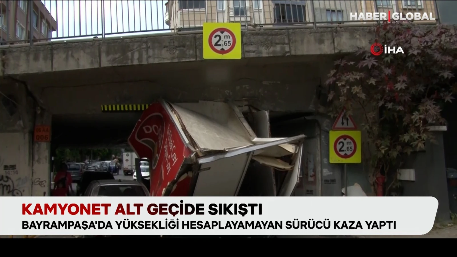 Yüksekliği hesaplayamadı, kamyonet alt geçide böyle sıkıştı