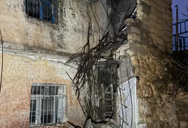 Mardin’de 2 katlı evin bir bölümü çöktü