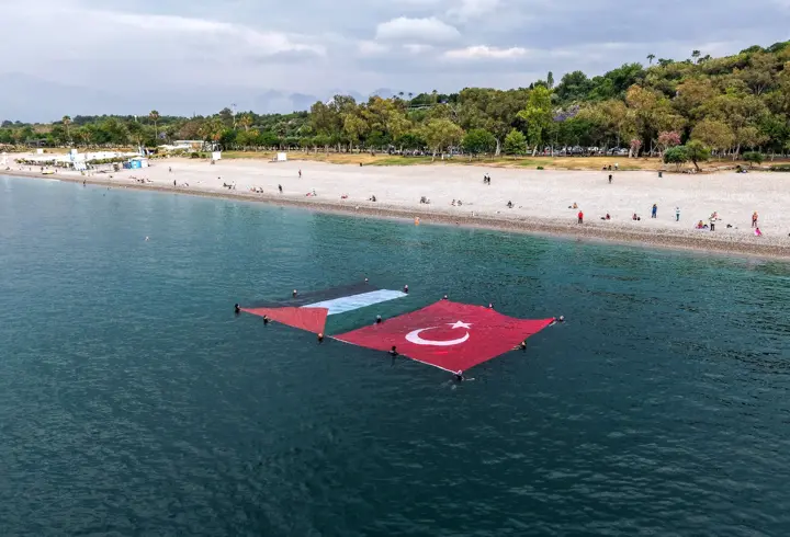 Denizde Türk ve Filistin bayraklarıyla destek mesajı