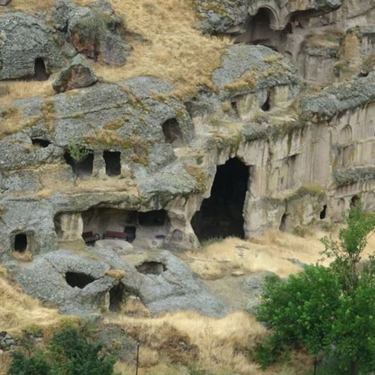Duvarları tasvirli kayadan oyulmuş! Definecilerin hedefi oldu