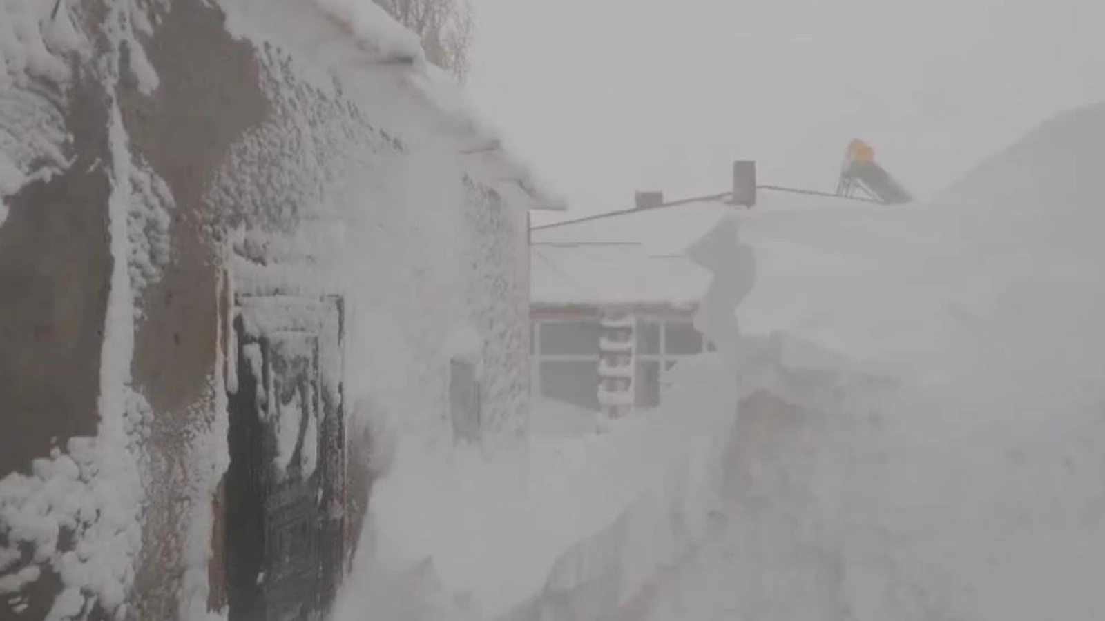 Meteoroloji uyarmıştı; kar kalınlığı 3 metreye ulaştı
