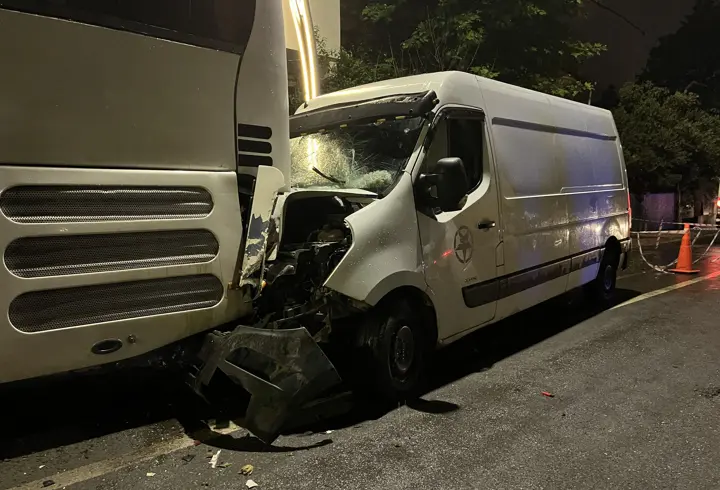 Ehliyetsiz sürücünün kullandığı kamyonet, otobüse çarptı: 3 yaralı