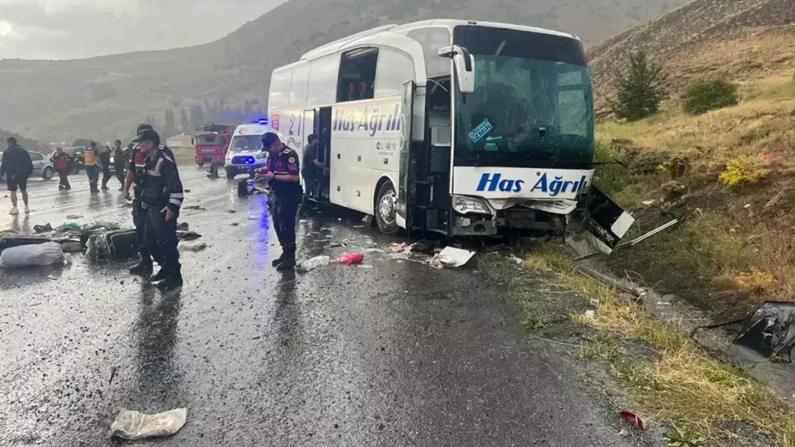 Sivas'ta yolcu otobüsü faciası! Çok sayıda ölü ve yaralı var