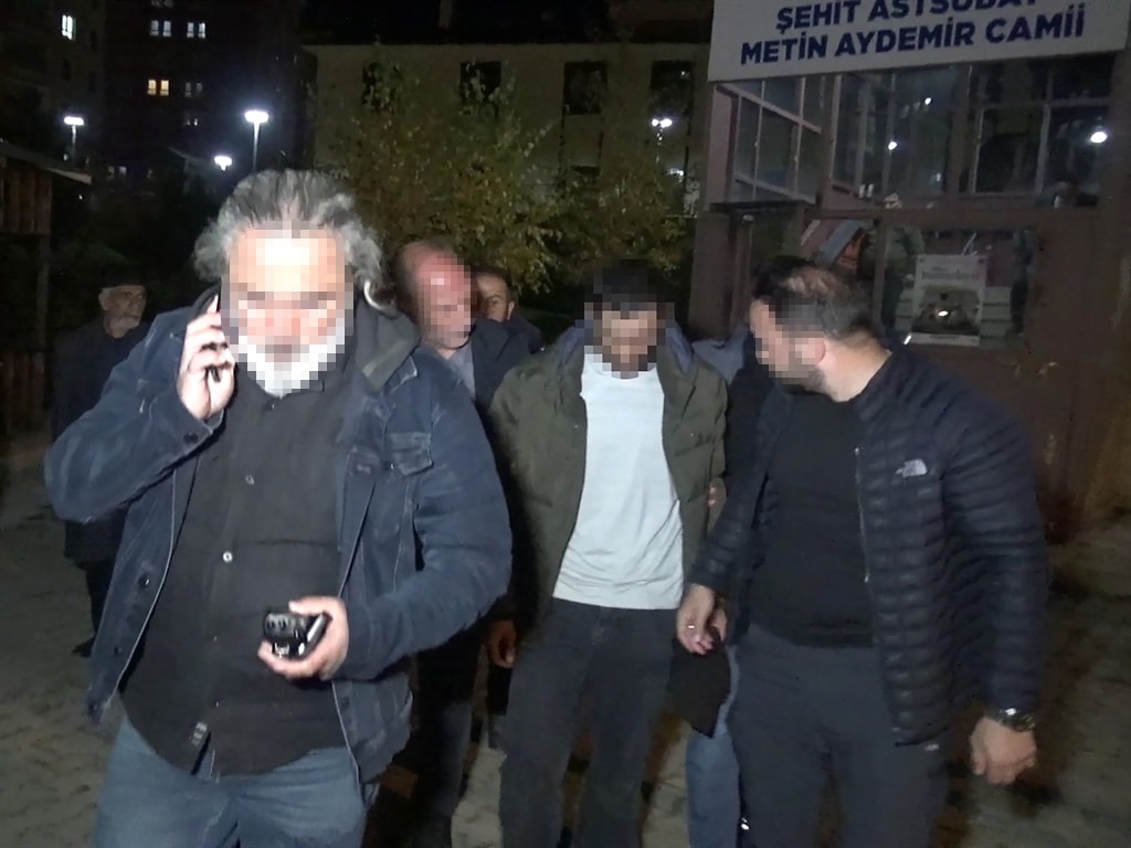 Emniyet müdürlüğünün bahçe duvarına tırmandı polisler alarma geçti