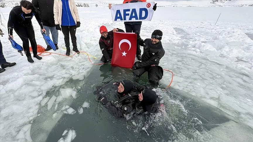 Akademisyen ve öğrenciler dondurucu soğukta buzla kaplı Çıldır Gölü'ne daldı