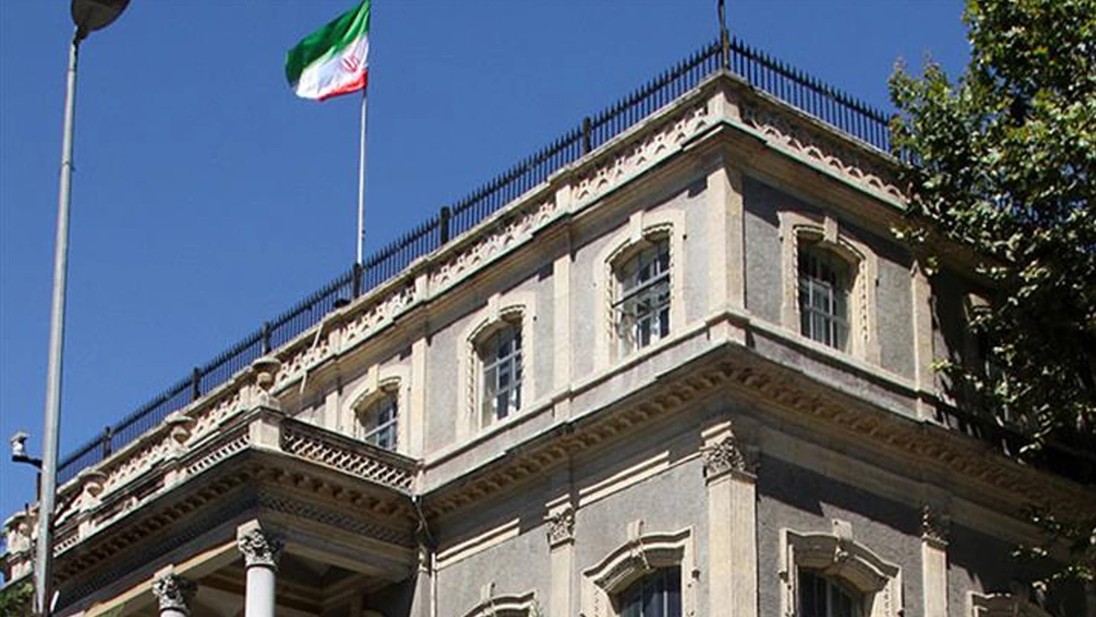 İran'ın İstanbul Başkonsolosluğunda bayraklar yarıya indirildi