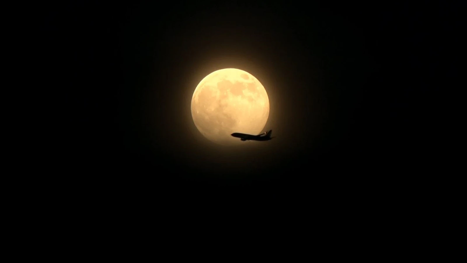Ankara’da gece vakti büyüleyici manzara: Süper Ay ve uçak aynı karede