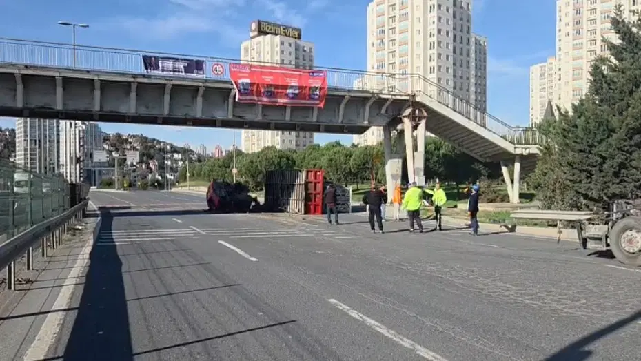 Avcılar'da TIR'ın üst geçide çarptığı kazada iki yaralı