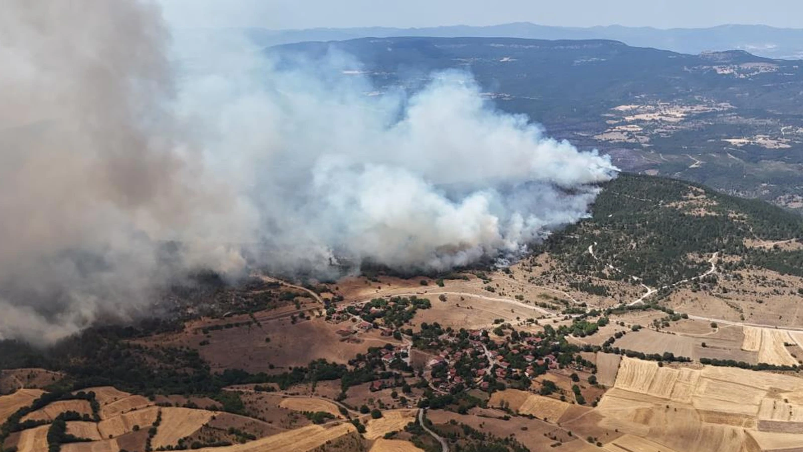 Karabük'te orman yangını! Alevler yerleşim yerlerine doğru ilerliyor