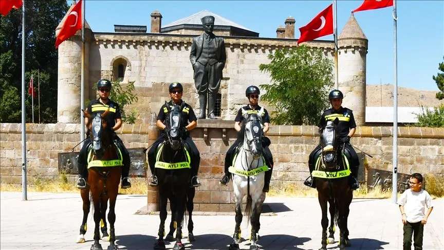 Malazgirt Zaferi kutlamalarına katılacak atlı polisler Bitlis'te devriye görevi yaptı