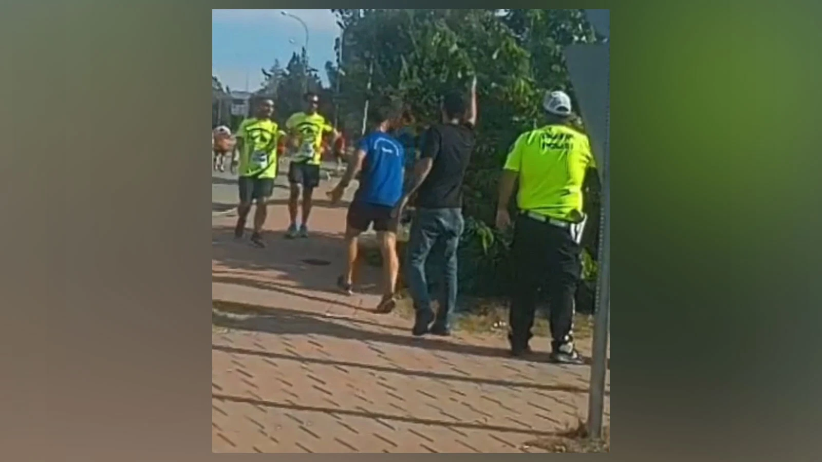 Adres Adana: Halk koşusu nedeniyle yolu kesilen sürücüler, koşucuları tartakladı