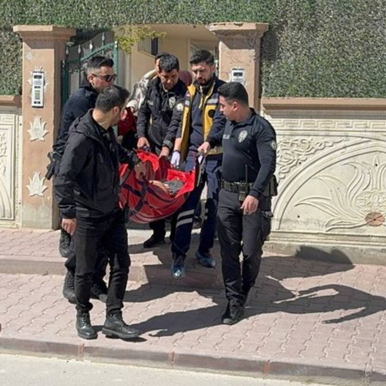 Eşini defalarca bıçakladı! 4 yaşında dehşetin tanığı oldu!