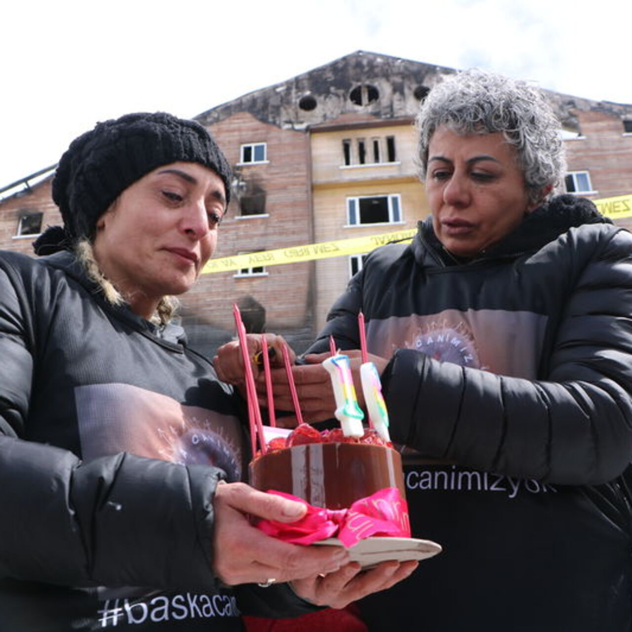 Acı ve gözyaşı! Aileler, kâbus otelinin önünde bir araya geldi