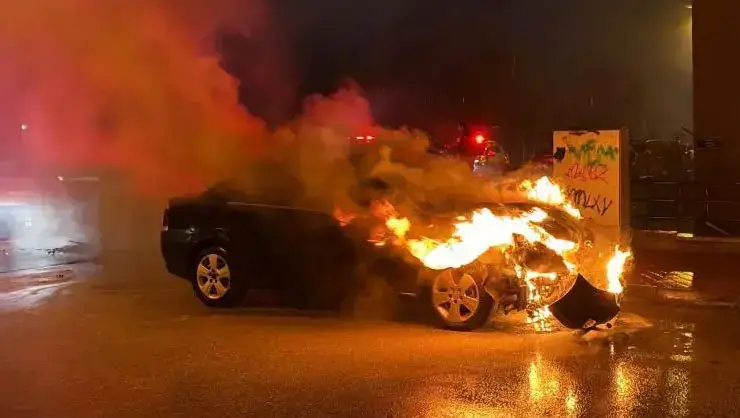 Alkollü Sürücü, Yanan Arabasını Sigara İçerek İzledi
