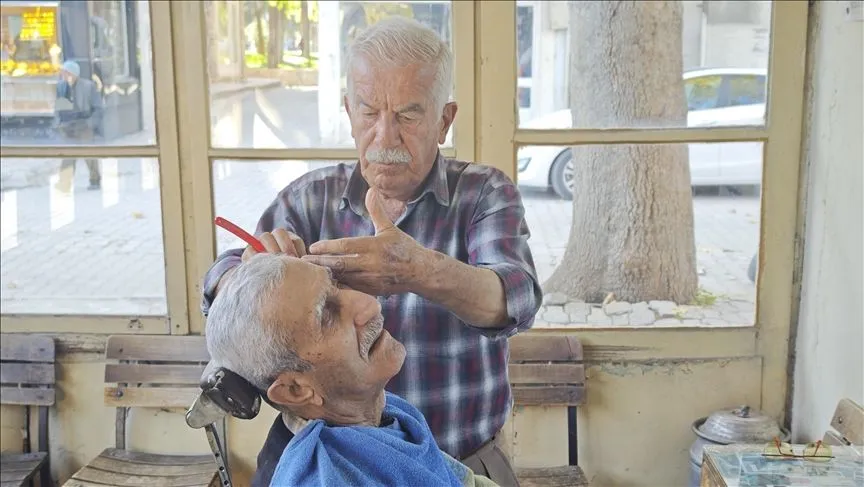 Antalya'da gençliğinde eline aldığı berber makasını 57 yıldır bırakmıyor