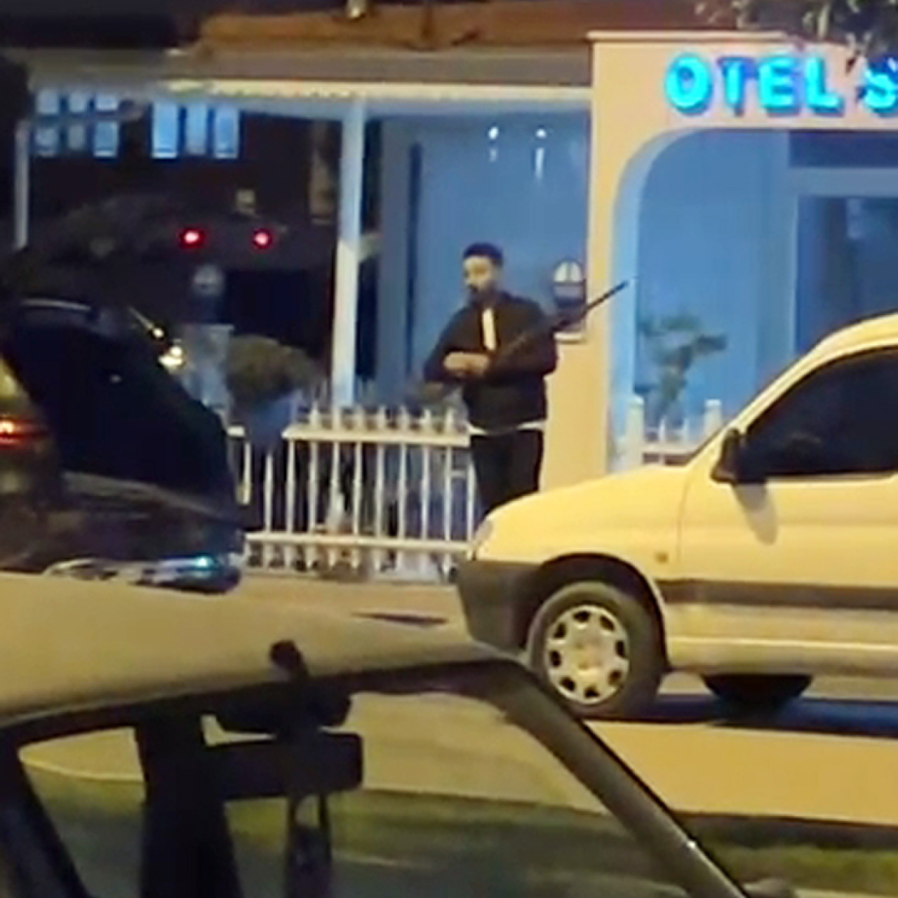 Hem suçlu hem güçlü! 2 araca çarptı, restoran işletmecisini vurdu!