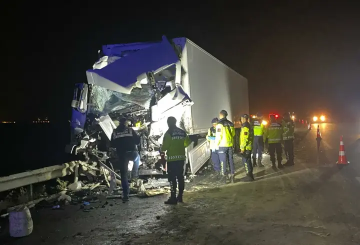 TIR, emniyet şeridinde park halindeki otobüse çarptı: 14 yaralı