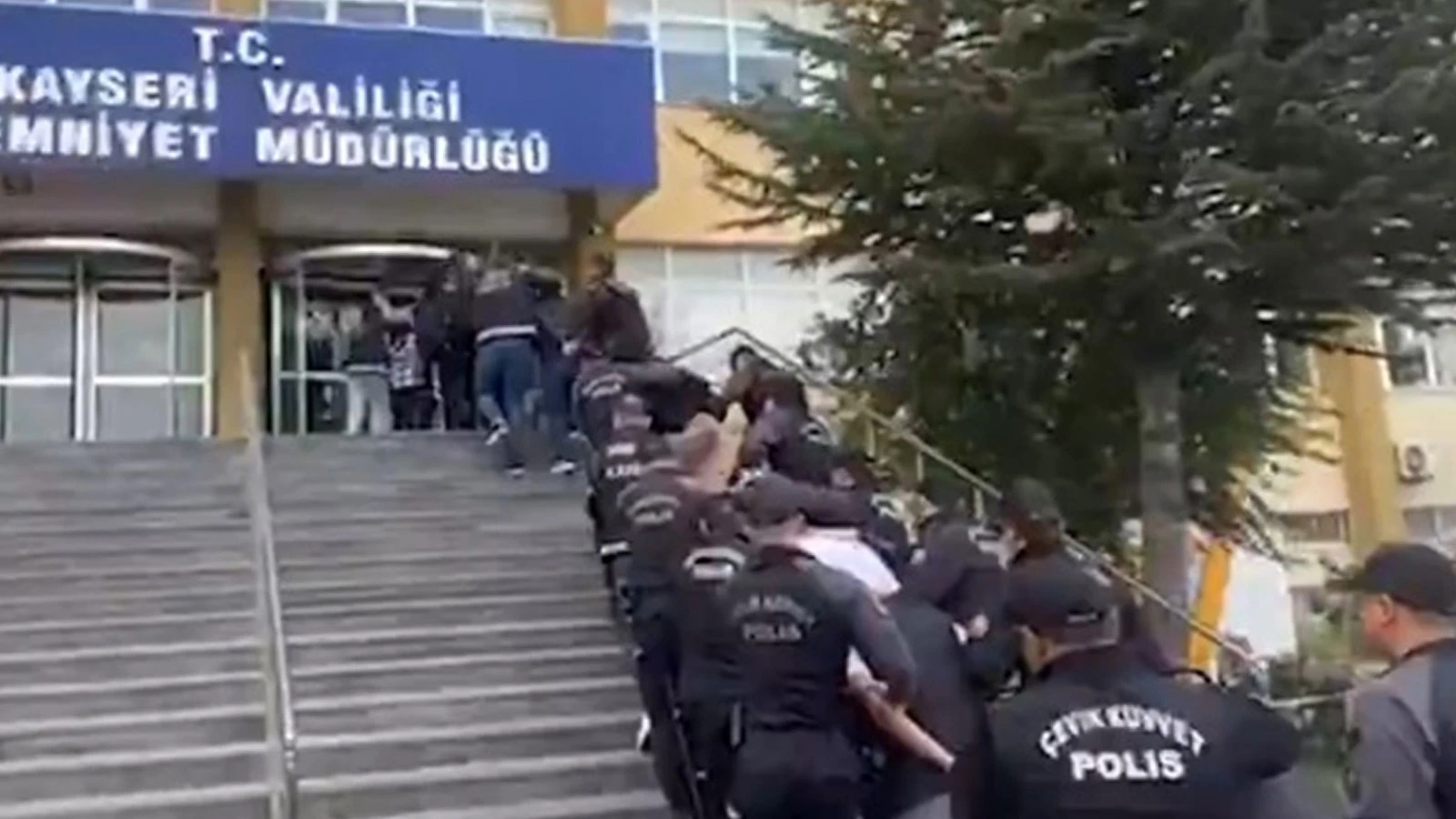 Kayseri'de uyuşturucu satıcılarına operasyon; 27 gözaltı