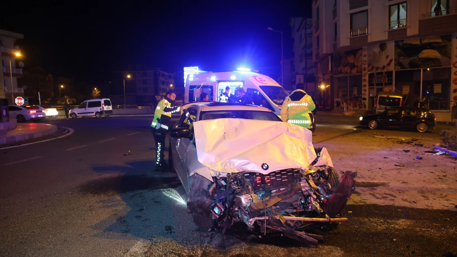Nevşehir'de otomobil ile minibüs çarpıştı: 1'i ağır 3 yaralı