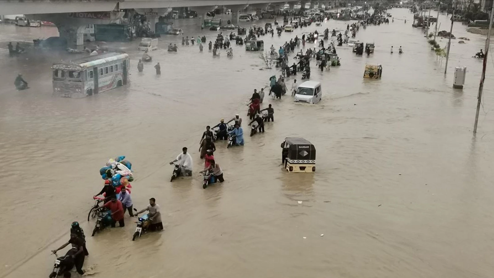 Pakistan'daki sel felaketinde can kaybı 730'a yükseldi