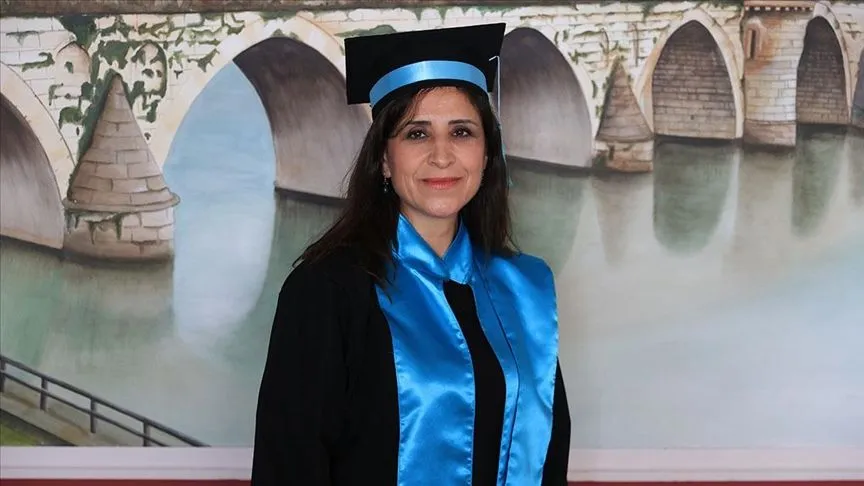Kızına örnek olmak isteyen 48 yaşındaki kadın üçüncü üniversitesini tamamladı