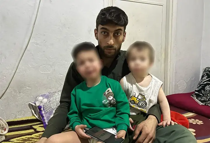 Annelerinin evi terk ettiği 2 çocuğuyla yalnız başına kaldı